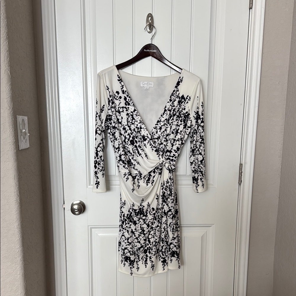 Jessica Simpson Black and White Sheath Dress Plunge Neck 3/4 Sleeve